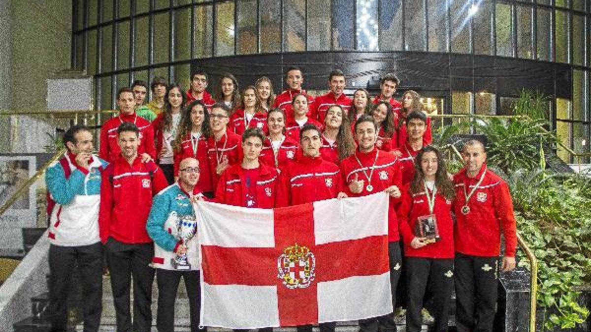 Los dos equipos juveniles del Mintonette lucen sus medallas a la puerta del hotel de concentración.