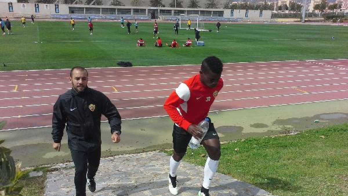 Azeez se fue antes de tiempo.