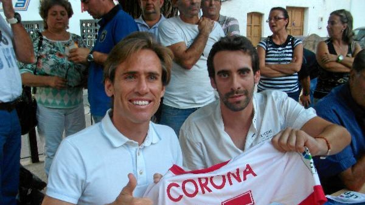 Miguel Ángel Corona con el presidente de la Peña Mago Corona de Uleila, Rafa Reche.