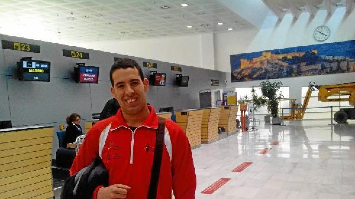 Carlos Tejada en el Aeropuerto de Almería camino de la gloria.