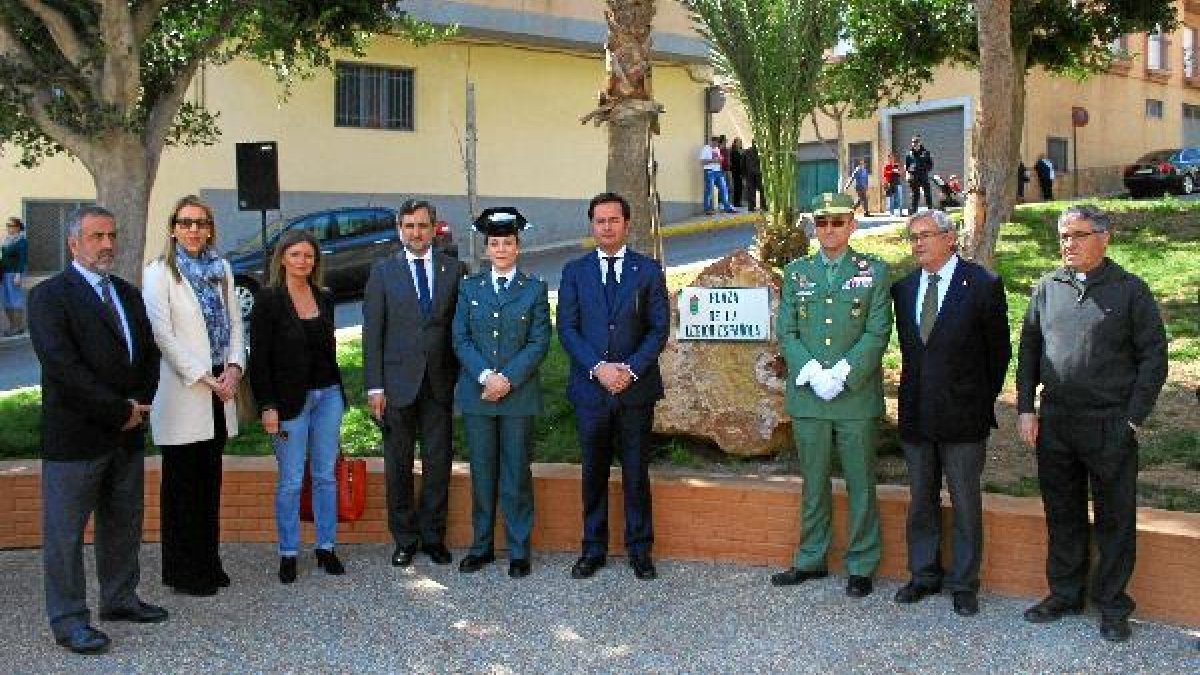 Autoridades junto a la placa que da nombre a la plaza dedicada a la Legión.