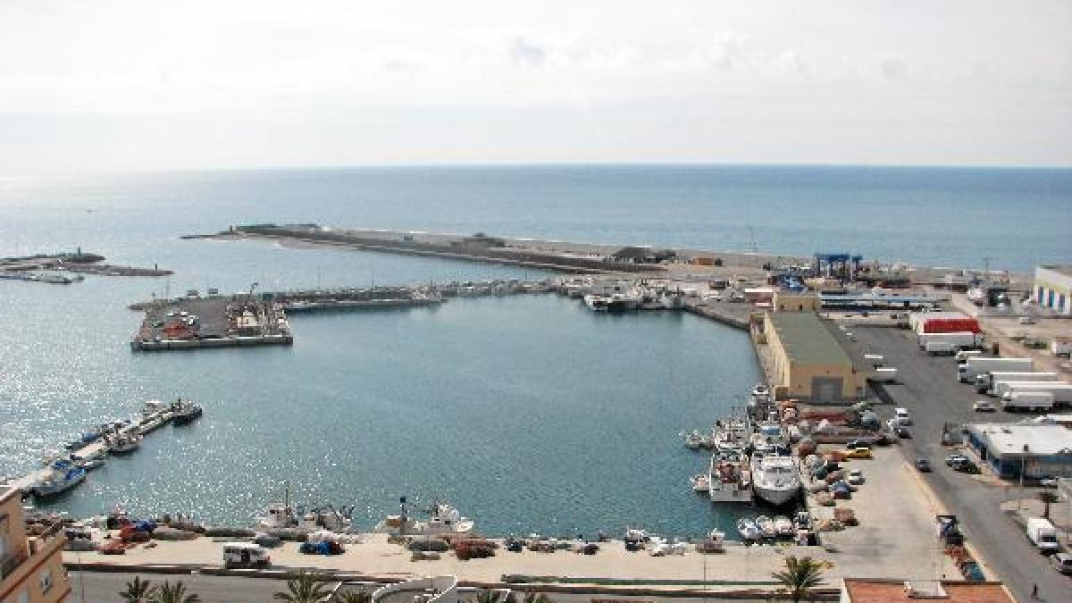 Imagen de archivo del puerto de Adra.