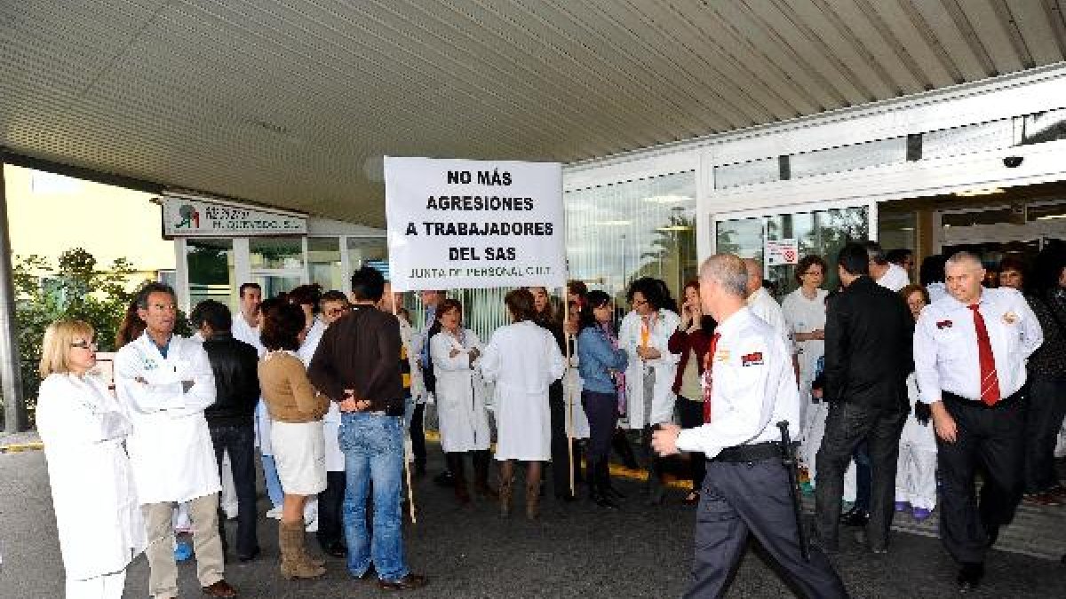Sanitarios en una concentración para denunciar las agresiones en Torrecárdenas.
