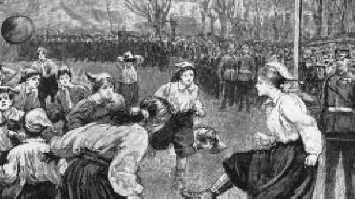Imagen del primer partido del fútbol femenino.