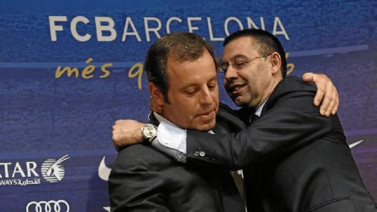 Sandro Rosell y Bartomeu se abrazan en la despedida del primero como presidente.