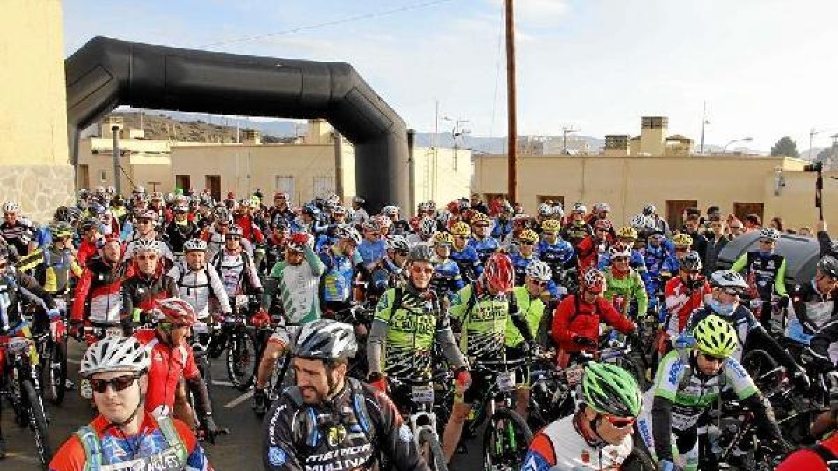 Salida de los participantes camino del Desierto de Tabernas.