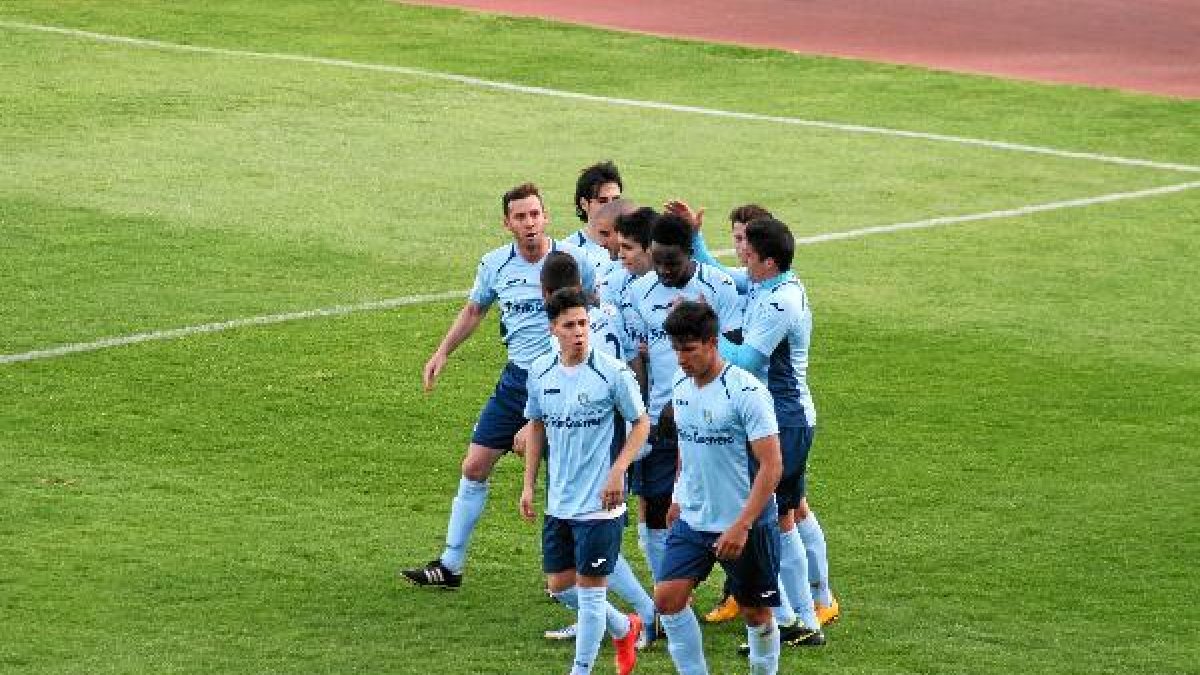 Los jugadores celestes celebrando el primer gol a Los Villares.