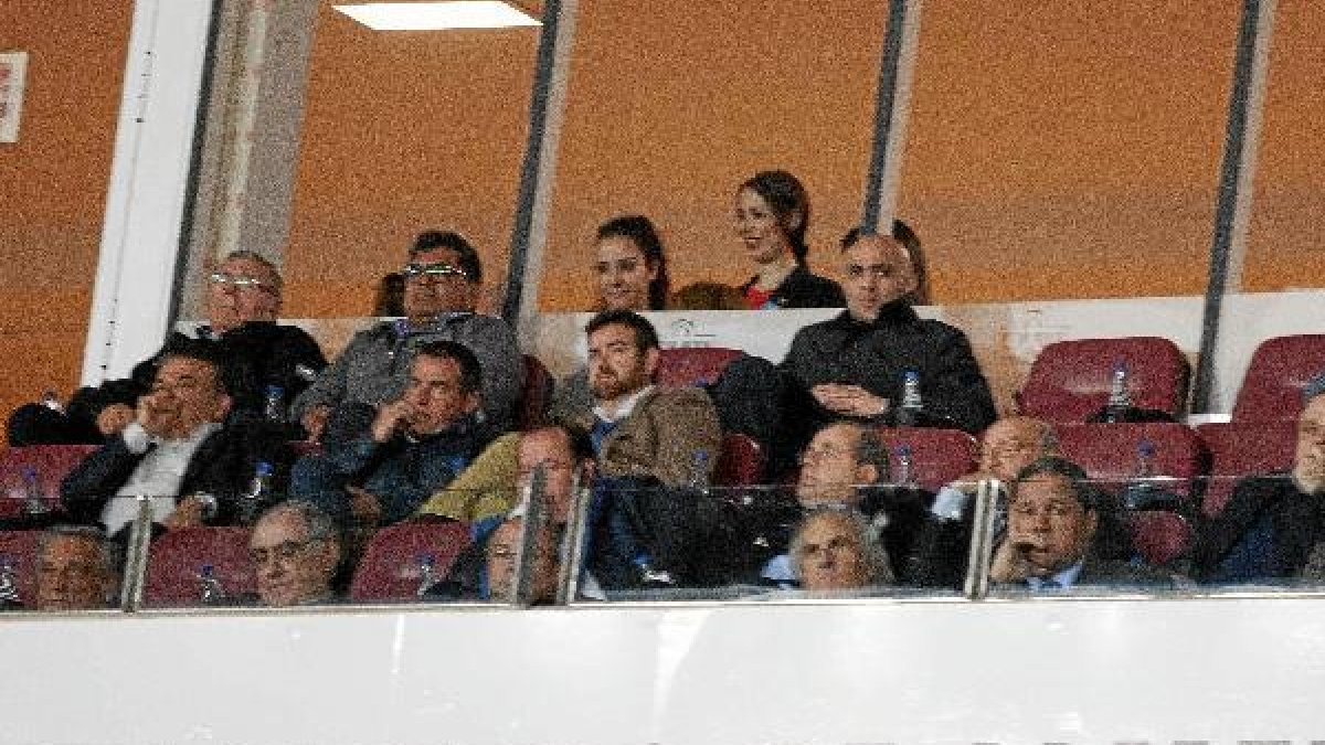 Alfonso García desde el palco de autoridades.