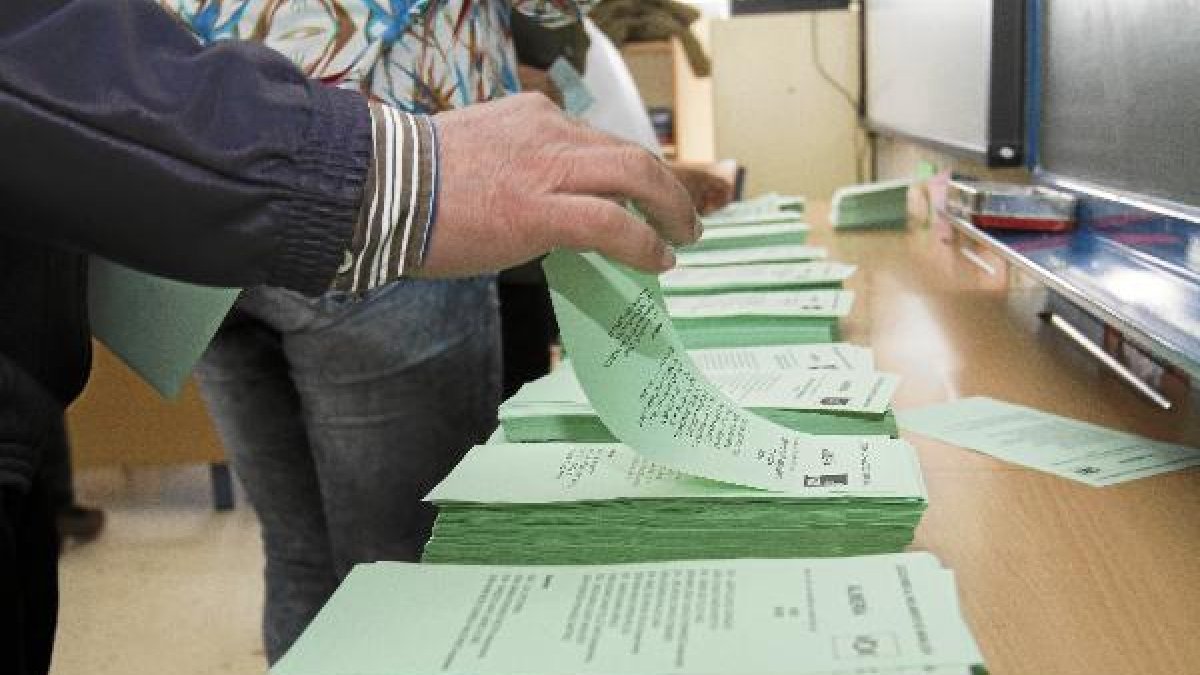 Un ciudadano elige su papeleta.