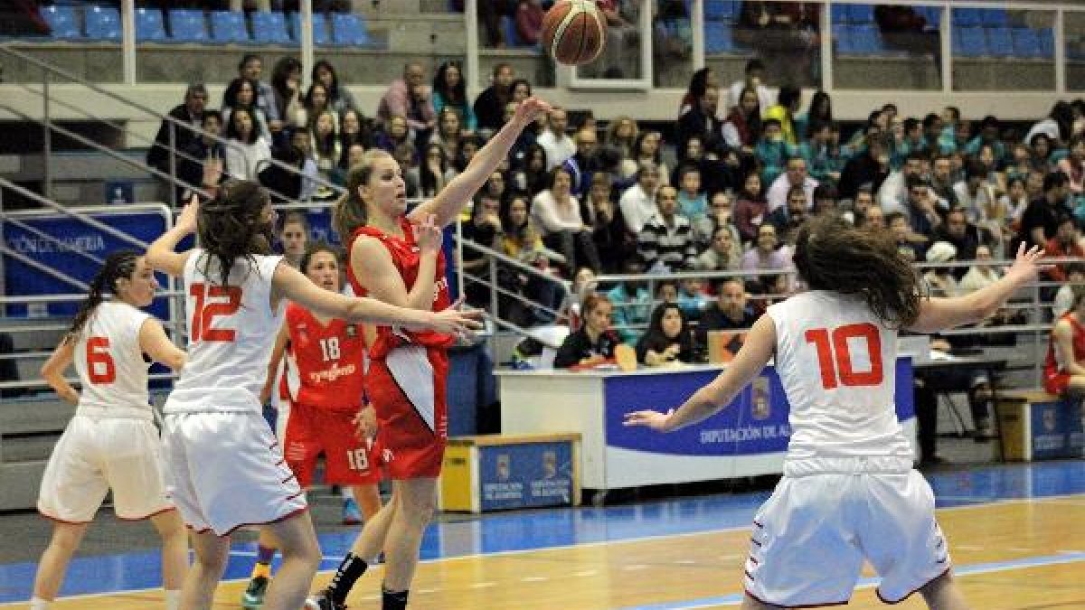 Una jugada del partido.