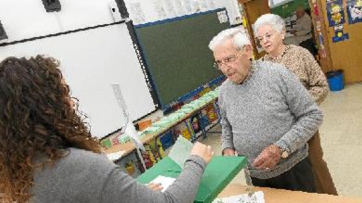 Votantes se acercan a depositar su papeleta.