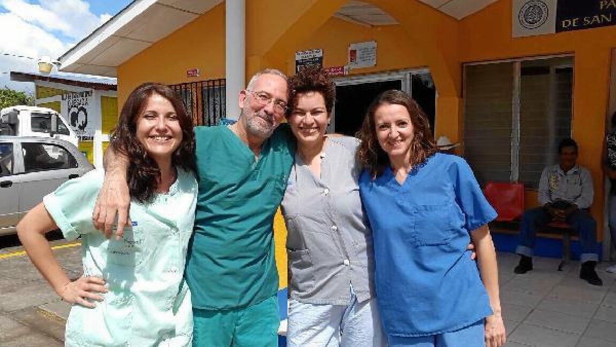 El equipo de sanitaros de Almería formado por las enfermeras Eva Quesada, Isabel López y Noemí Gil, y por el médico cirujano Benjamín Narbona, en Nic