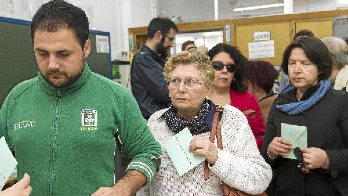 Almerienses ejerciciendo su derecho a voto.