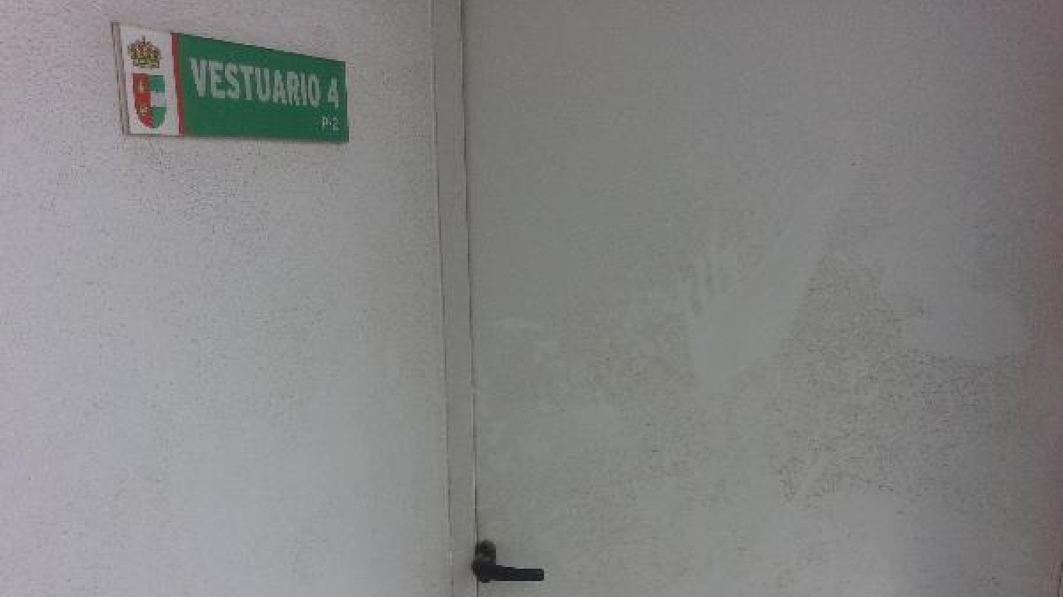 Puerta por donde entraron los cacos.