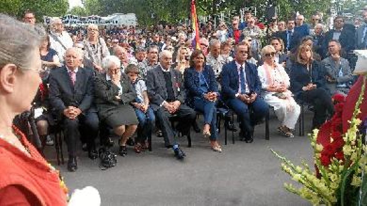 Homenaje de París a los brigadistas españoles. En el centro de la imagen Rafael Gómez Cañadas.