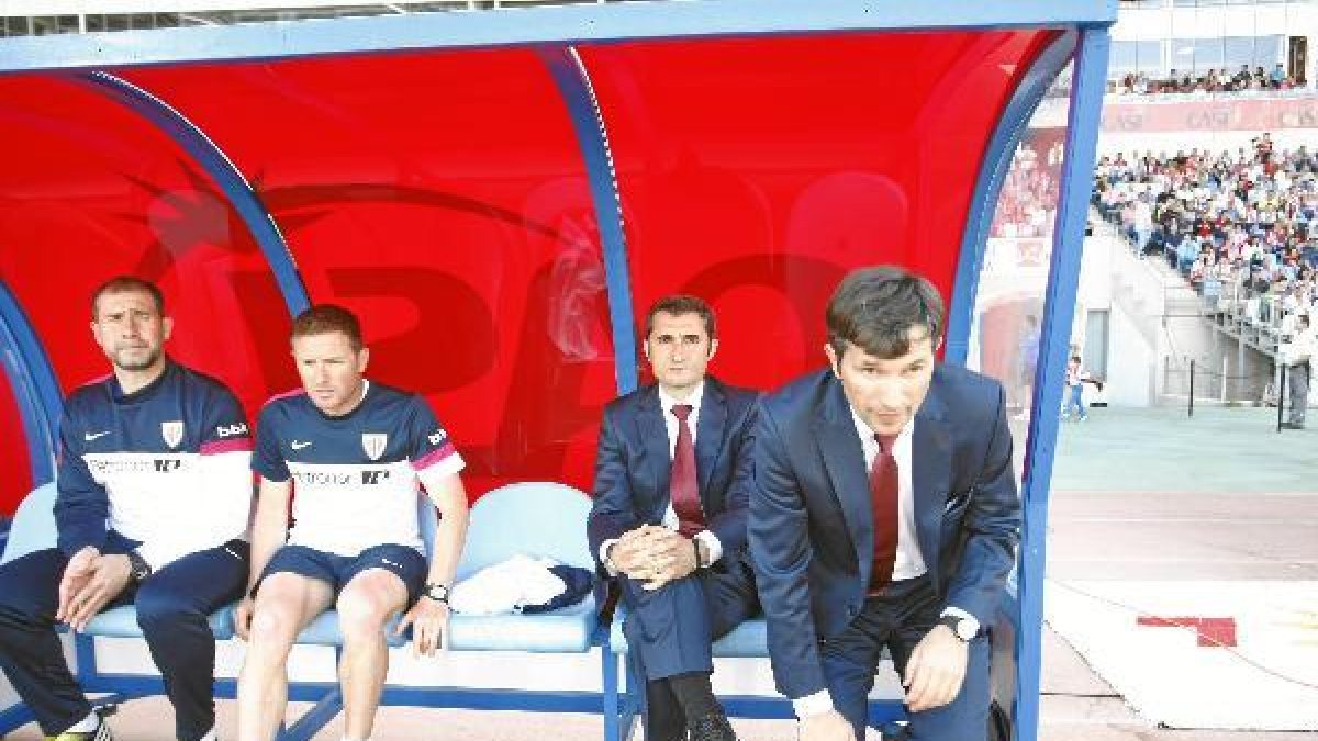 Valverde en el banquillo del Estadio Mediterráneo.