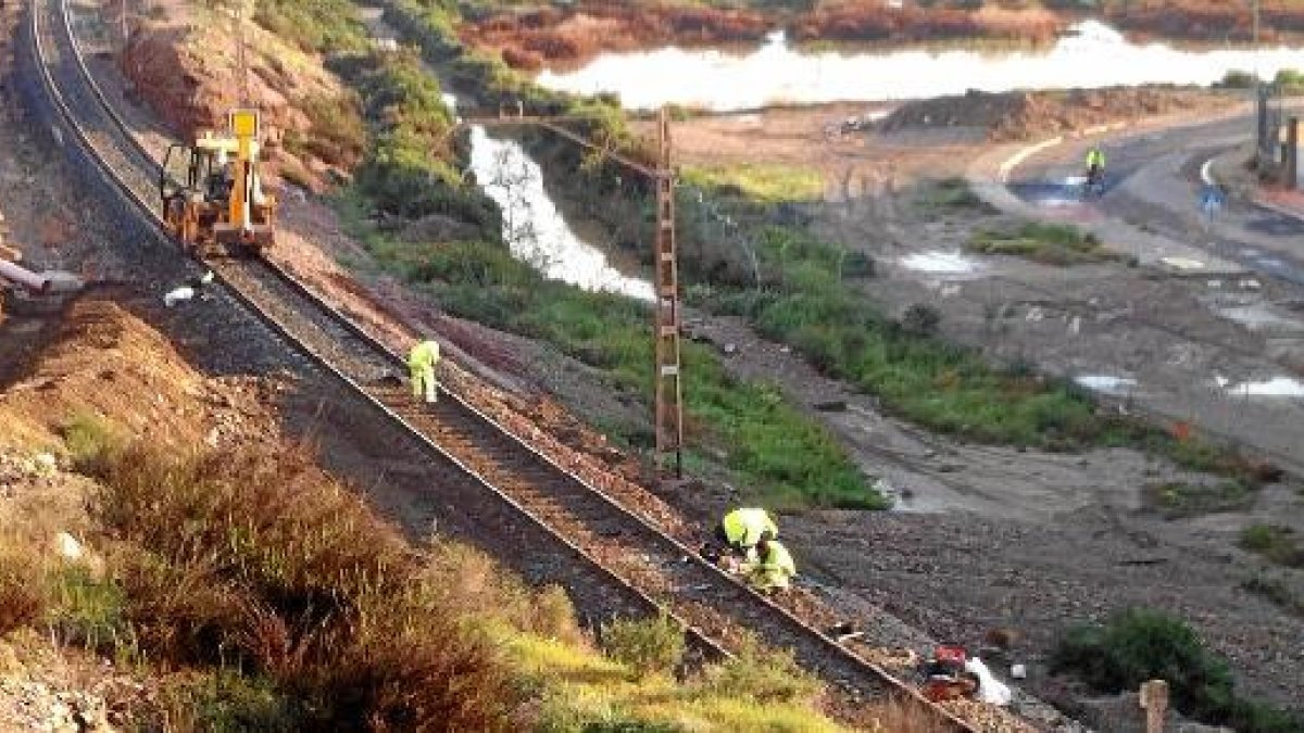 En este punto del sector 20 de El Puche se salieron de raíles dos ruedas del tren