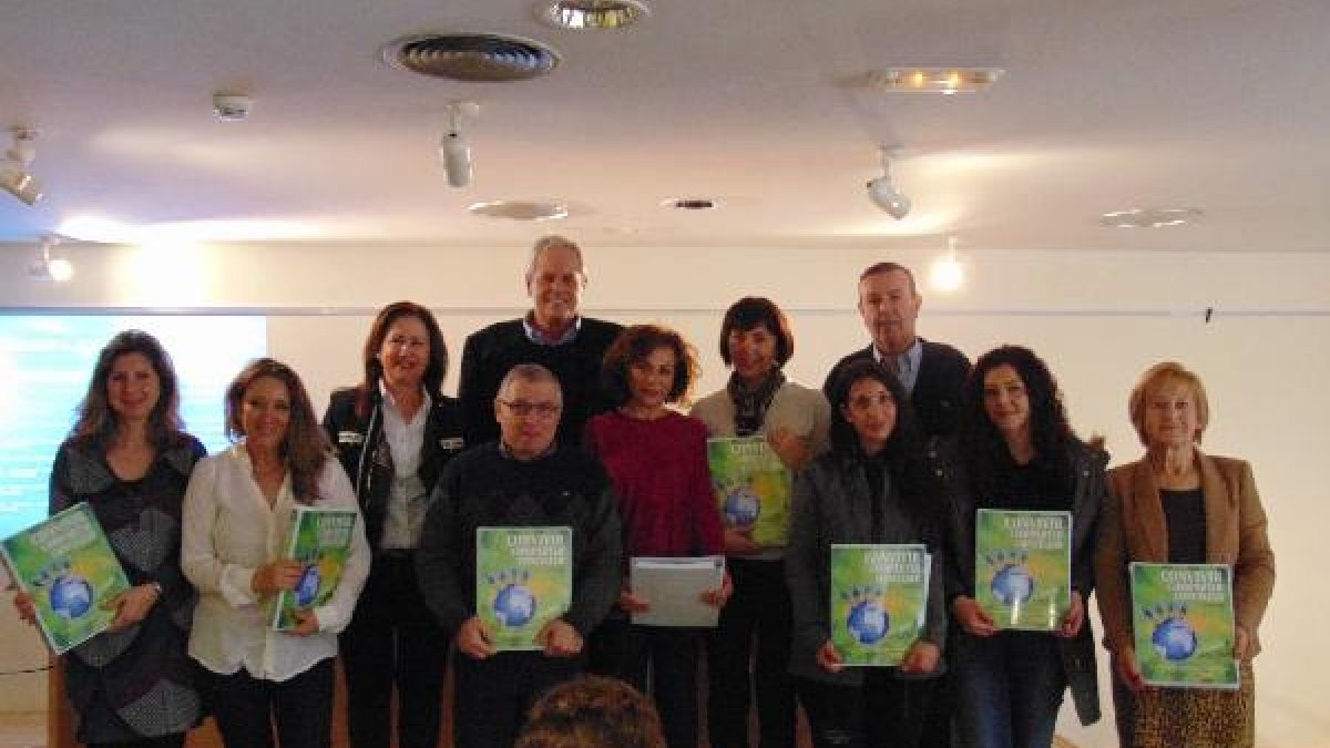 Representantes de centros con los cuadernos