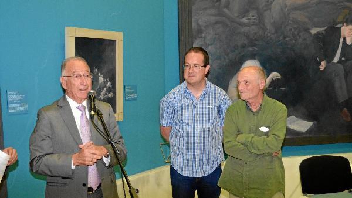 Amat, en la pinacoteca almanzorí junto a Antonio López y Andrés García Ibáñez.