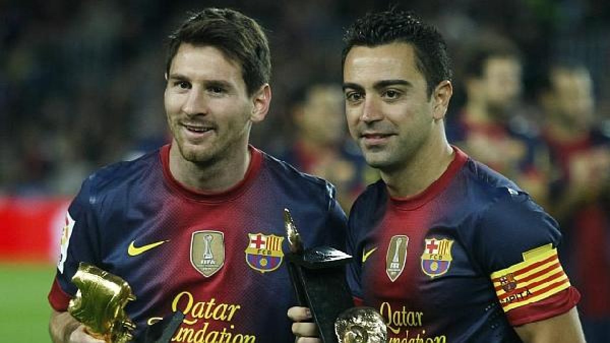 Xavi con el premio Príncipe de Asturias y Messi con el Balón de Oro en 2012.