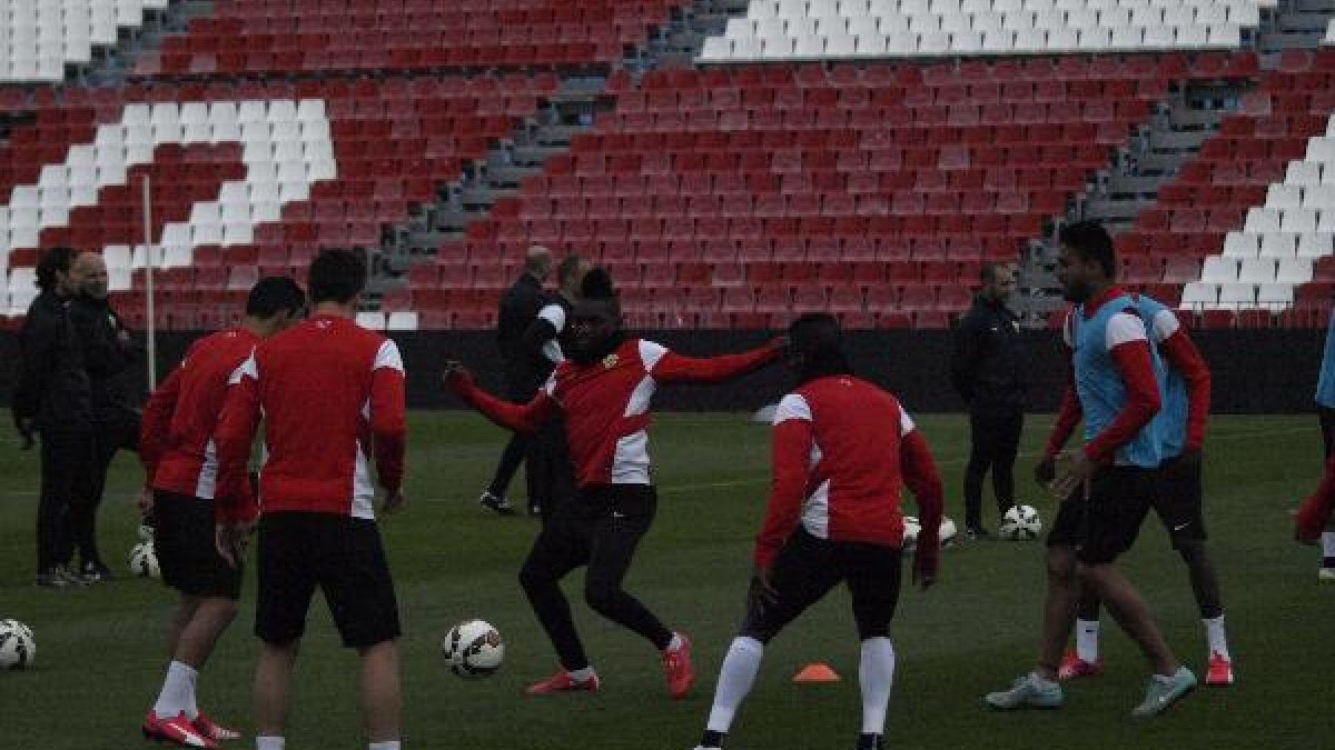 Thievy entrenó con el grupo sin saber si podrá jugar en un mes.