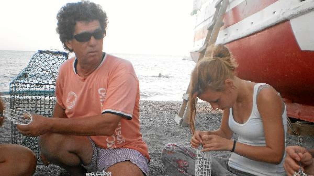 Un pescador del Cabo de Gata enseñando a una joven a hacer una nasa