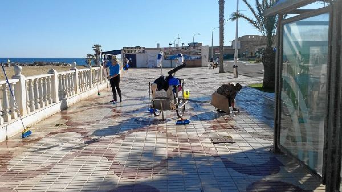 Limpieza que se está llevando a cabo en el Paseo del Malecón.