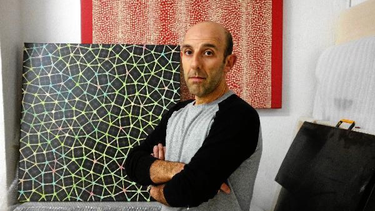 Antonio Llanas, junto a sus creaciones.