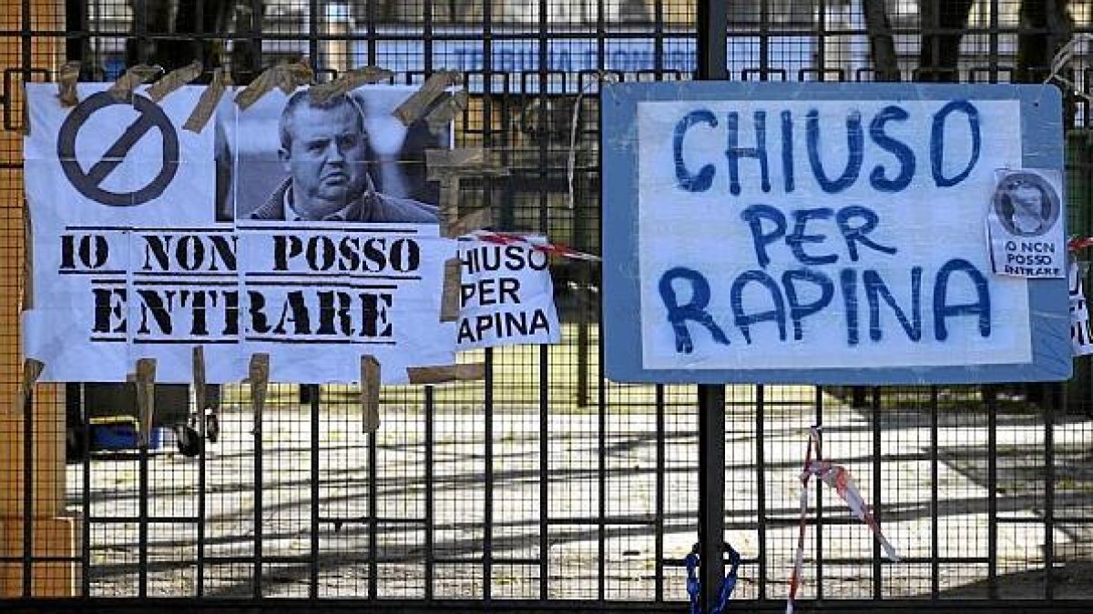 Carteles de protesta a la entrada de la sede del Parma.