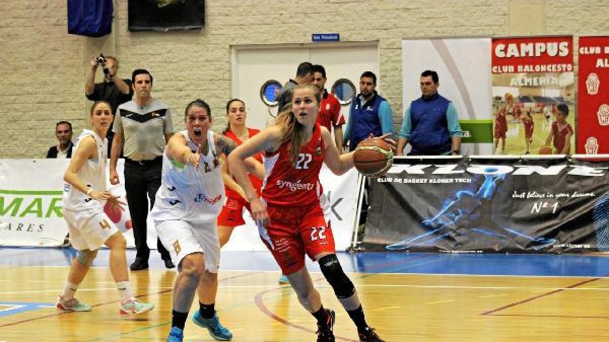 La jugadora del C. B. Almería quiere que Almería pelee su plaza en la élite.