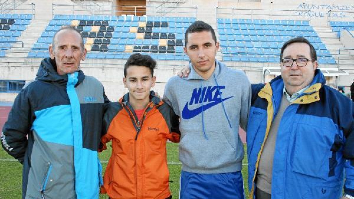 El atleta roquetero con el con el concejal de deportes, José Juan Rubí.