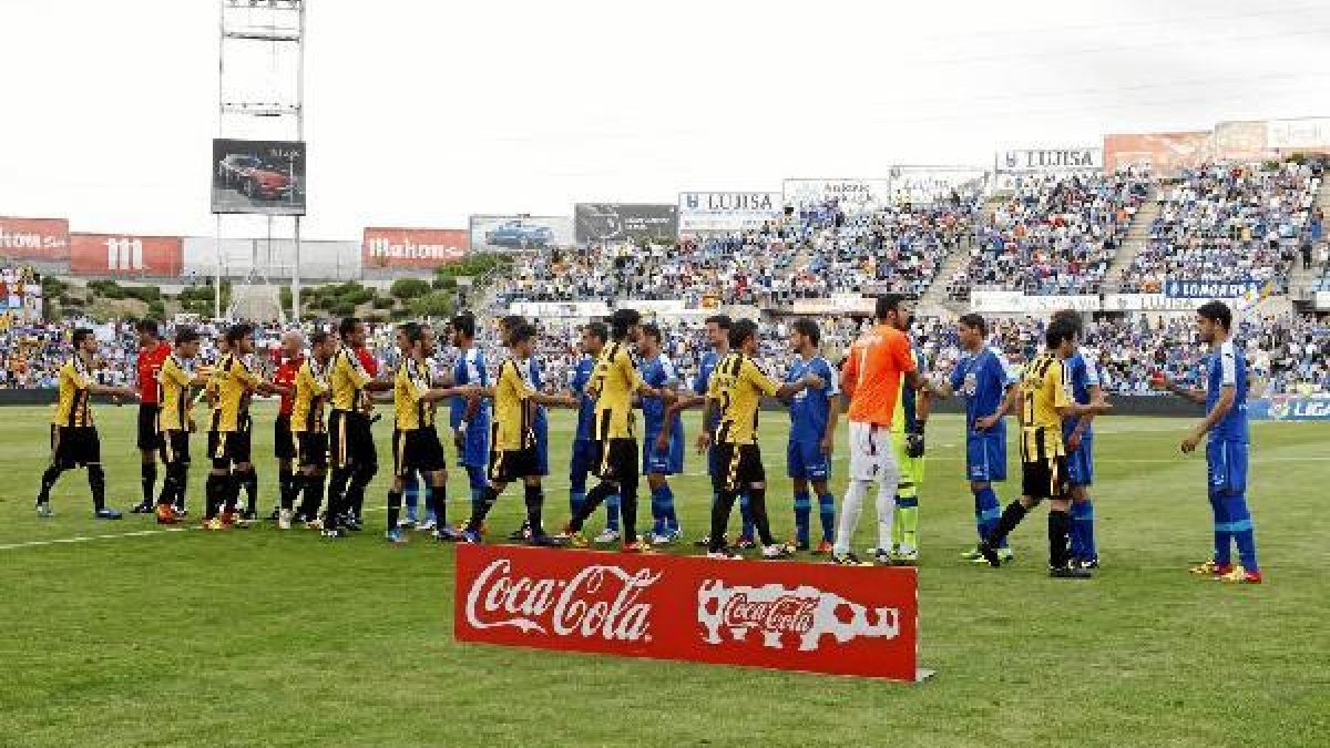 Saludo de los equipos antes del partido.