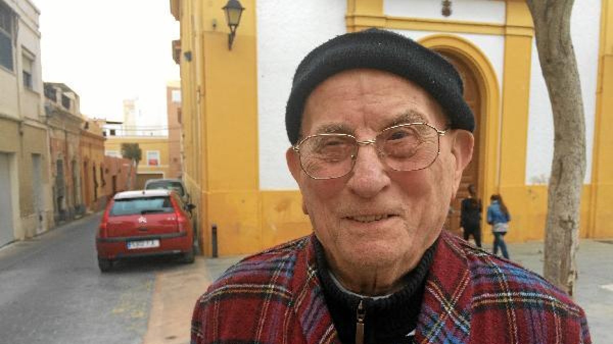José Cruz Cañadas, en su barrio, junto a la Iglesia de San Roque de Almería