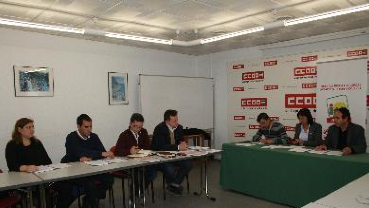 Reunión entre Rosalía Martín, José Luis Centella y agentes económicos sociales.