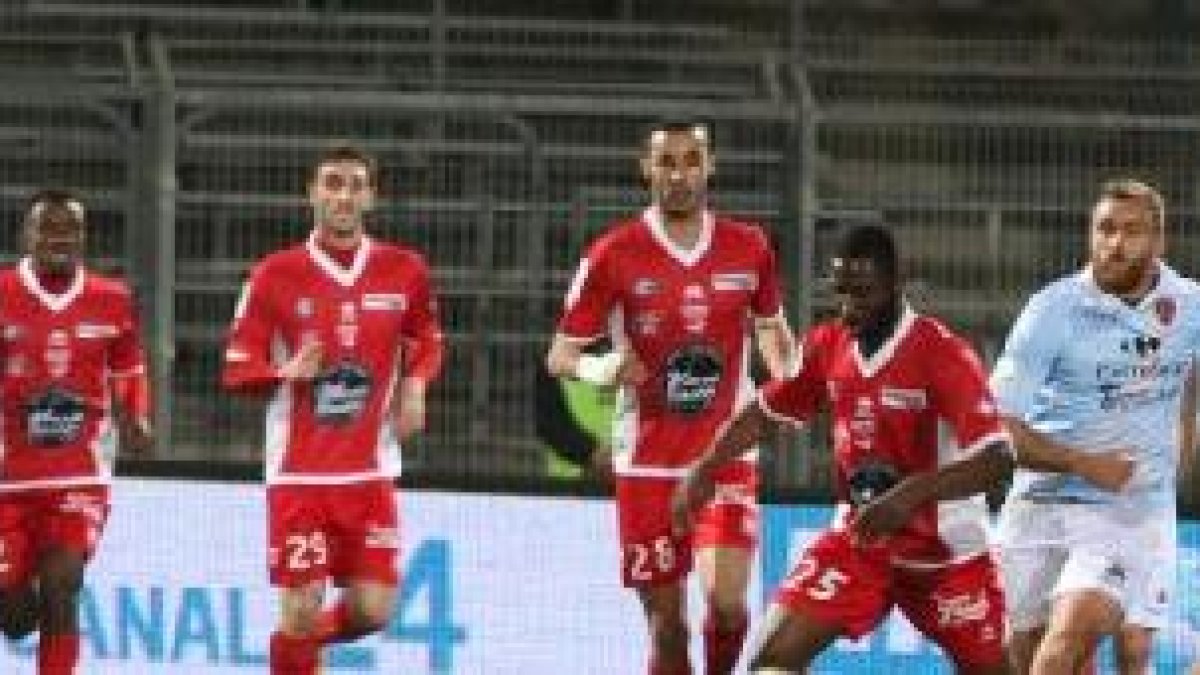 Una imagen del encuentro del Nimes ante Gazelec dAjaccio.