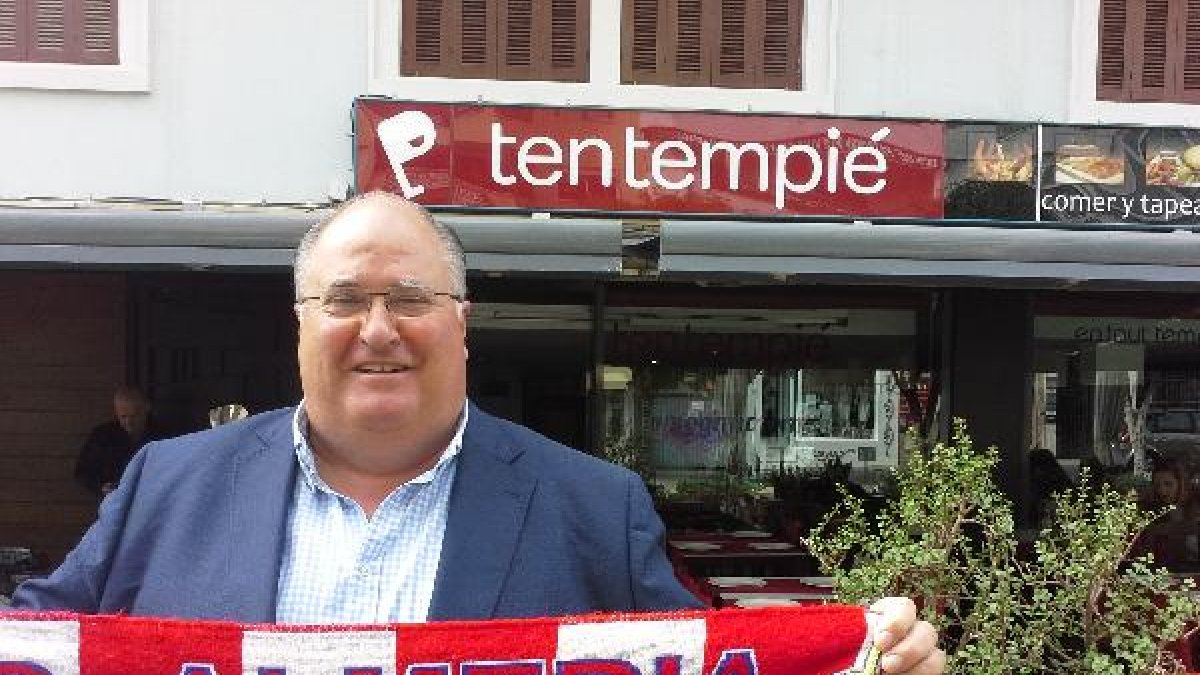 Con la bufanda del Almería.