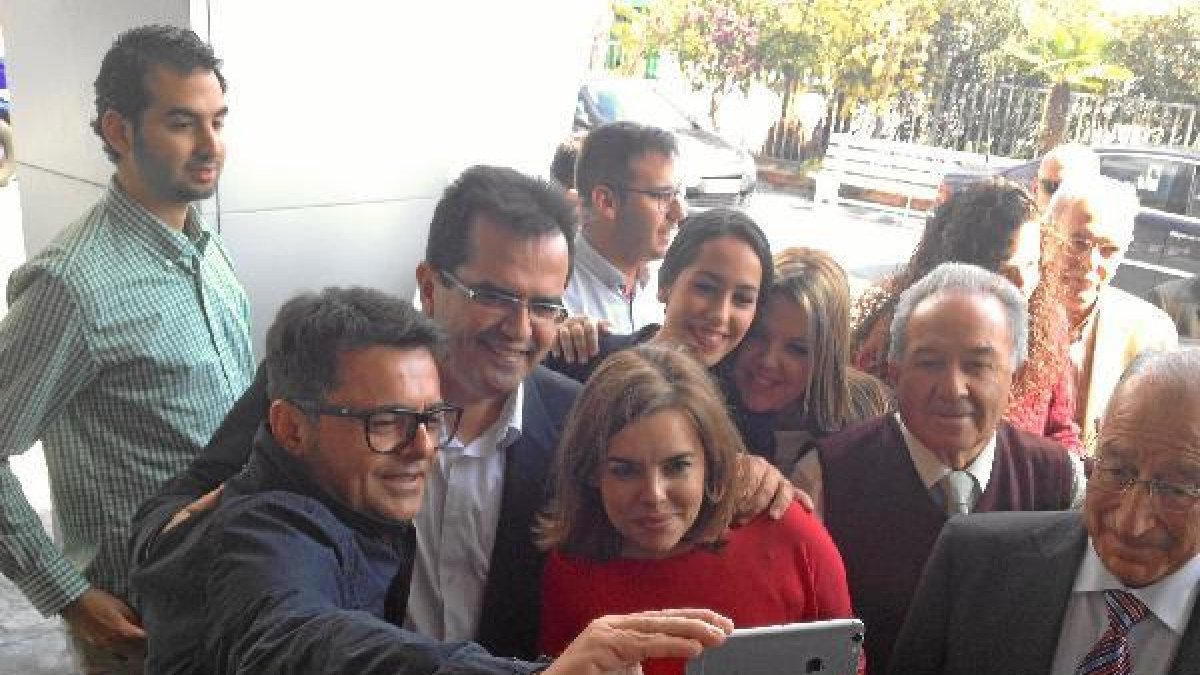 Soraya Sáez de Santamaría junto al alcalde de Níjar antes del mitin en la localidad