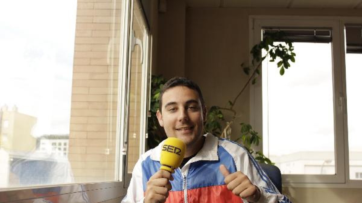 Carlos Miralles en la redacción de LA VOZ y la SER.