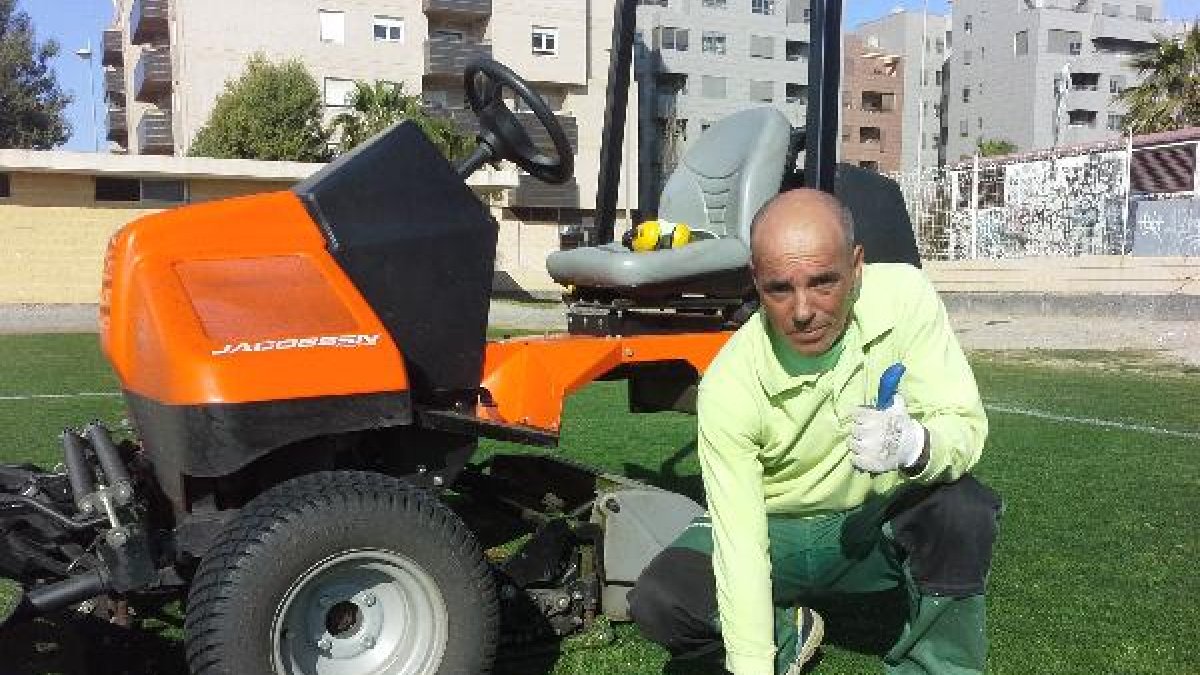 Pepe Morales, en la hierba del campo de la Vega de Acá.
