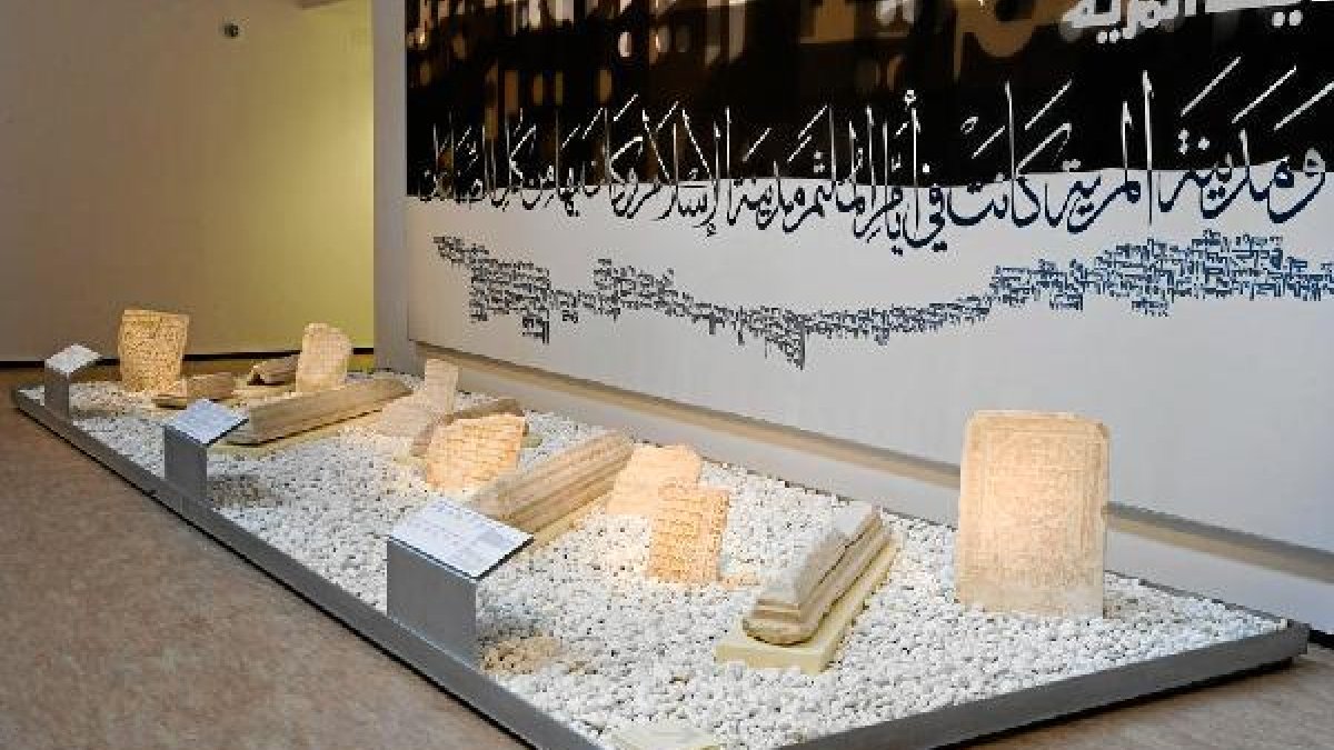 Macabrillas y estelas funerarias en la segunda planta del Museo Arqueológico.