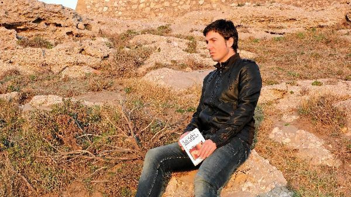 Carlos Maleno con un ejemplar de ‘La rosa ilimitada’ en un paraje desértico.