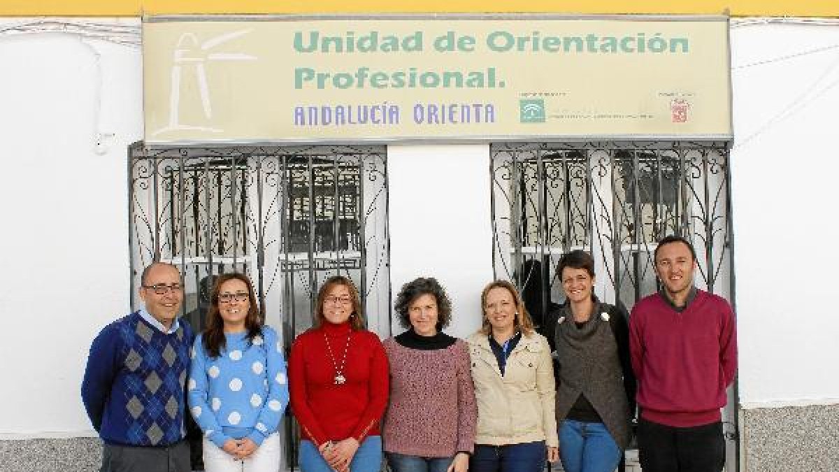 El alcalde junto al equipo que lleva la unidad.