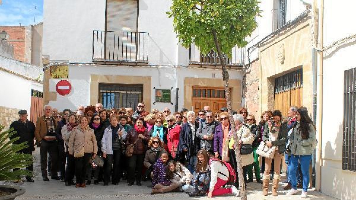 Los participantes posan ante la casa de Antonio Muñoz Molina.
