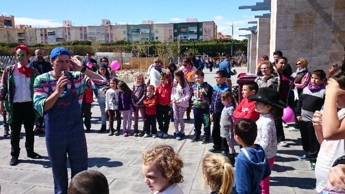 Niños celebran en el Parque de las Familias el 20 aniversario de Argar.
