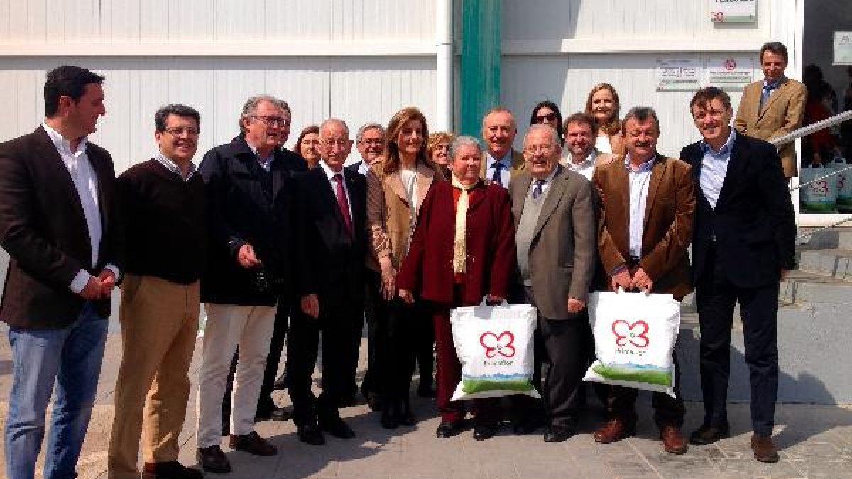 Foto de familia de la visita de Fátima Báñez a Primaflor.