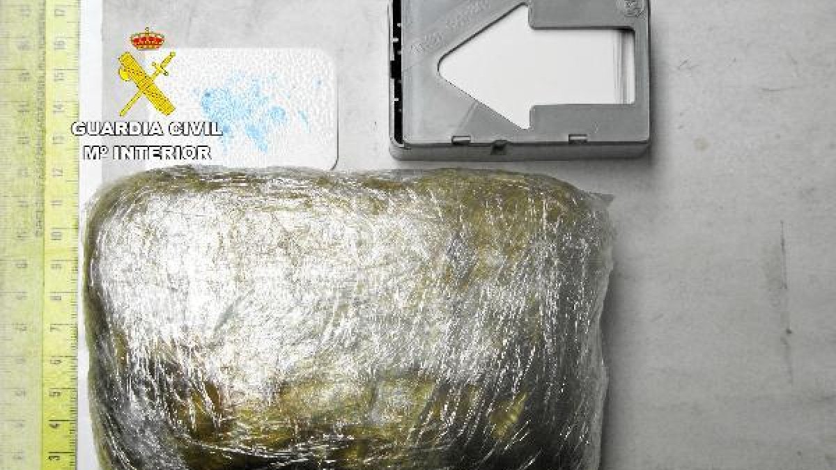 paquete de cocaína decomisado por la Guardia Civil