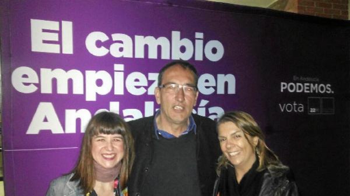 Lucía Ayala (izqda.) junto a José Luis Serrano y Begoña Gutiérrez.