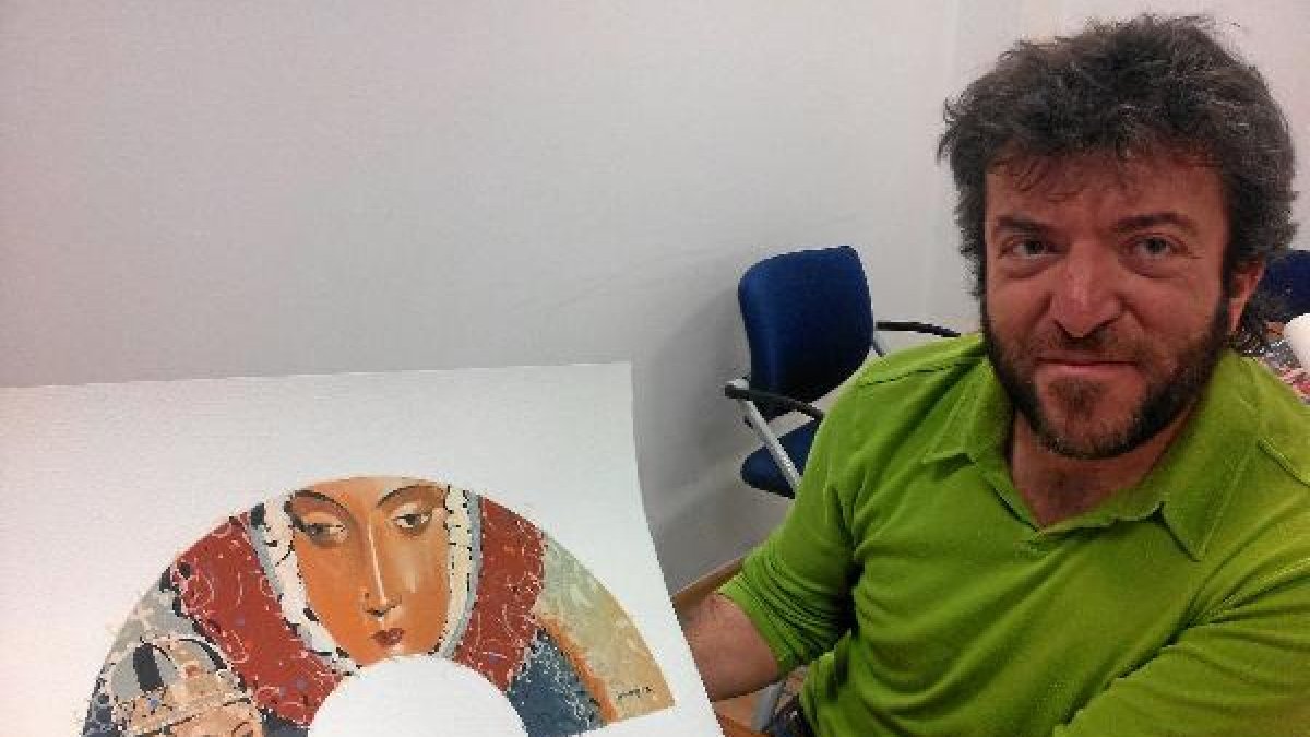 Eduardo Roca con el abanico hecho para LA VOZ.