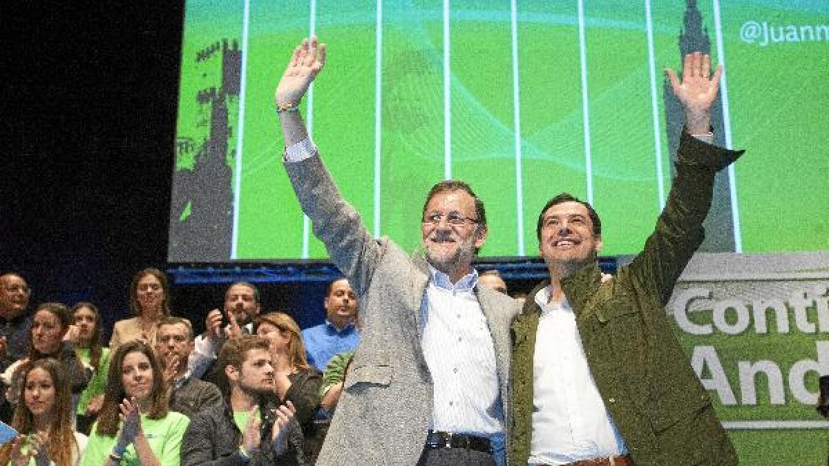 Mariano Rajoy y Juanma Moreno durante el mitin