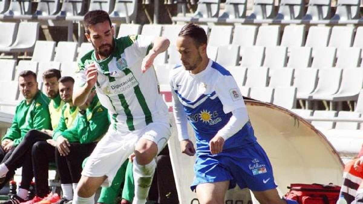 Iván Sánchez en una jugada del partido.